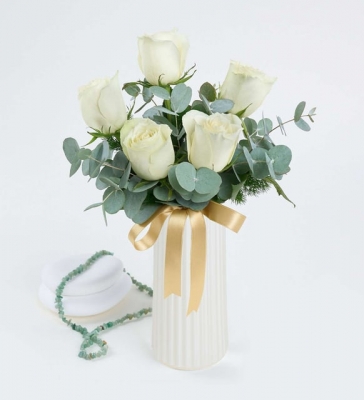 Beyaz Çizgili Polimer Vazoda 5 Beyaz Gül