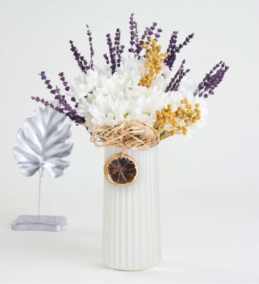 Beyaz Çizgili Polimer Vazoda Beyaz Papatyalar ve Lavanta
