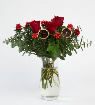 Cam Vazoda Kokina Çiçeği ve Kırmızı Güller