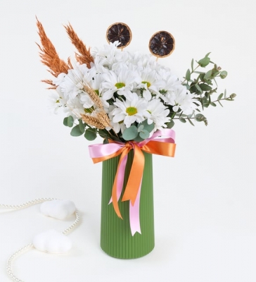 Çift Renk Kurdeleli Yeşil Polimer Vazoda Beyaz Papatyalar
