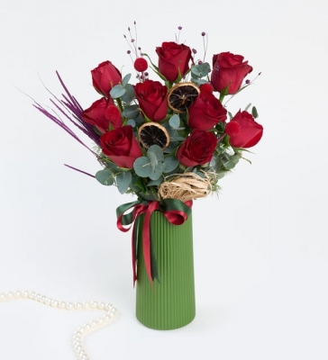 Kurdeleli Yeşil Çizgili Polimer Vazoda 9`lu Kırmızı Gül