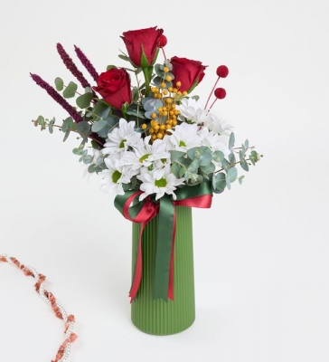 Kurdeleli Yeşil Polimer Vazoda 3 Kırmızı Gül & Papatyalar