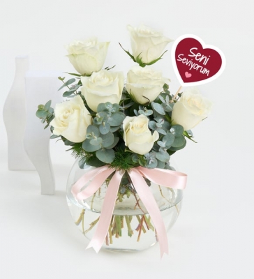 Seni Seviyorum Pankartlı Cam Akvaryumda 7 Beyaz Gül