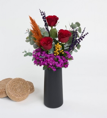 Siyah Çizgili Polimer Vazoda 3 Kırmızı Gül ve Hüsnüyusuf Çikolata Diyarbakır Çiçekçi kayapınar