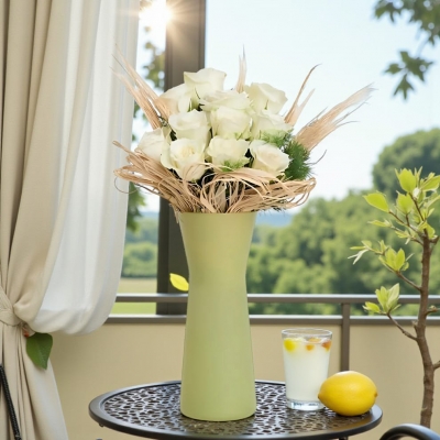 Yeşil Cam Vazoda 12 Beyaz Gül